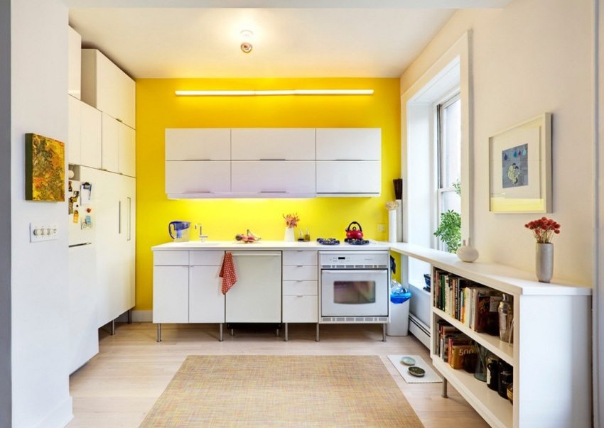 Mur jaune accentué à l'intérieur d'une cuisine lumineuse