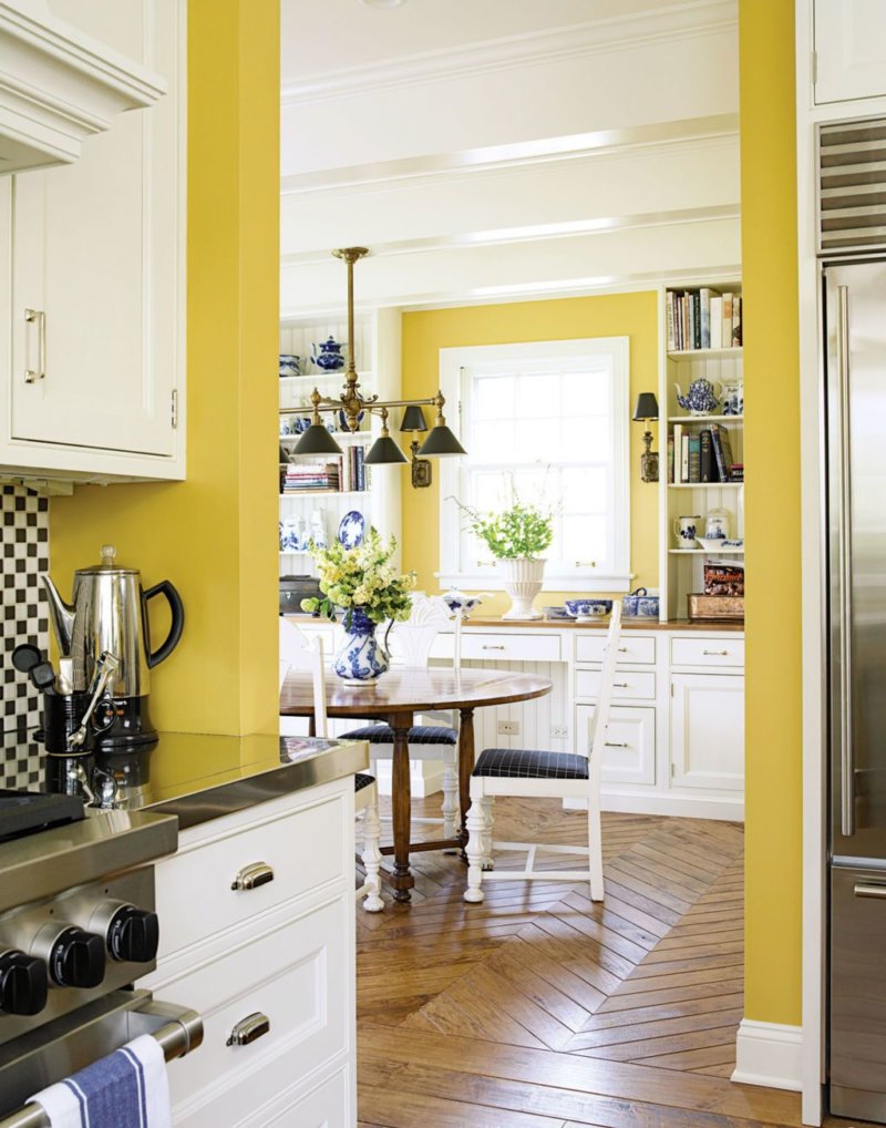 Sala da pranzo gialla in cucina