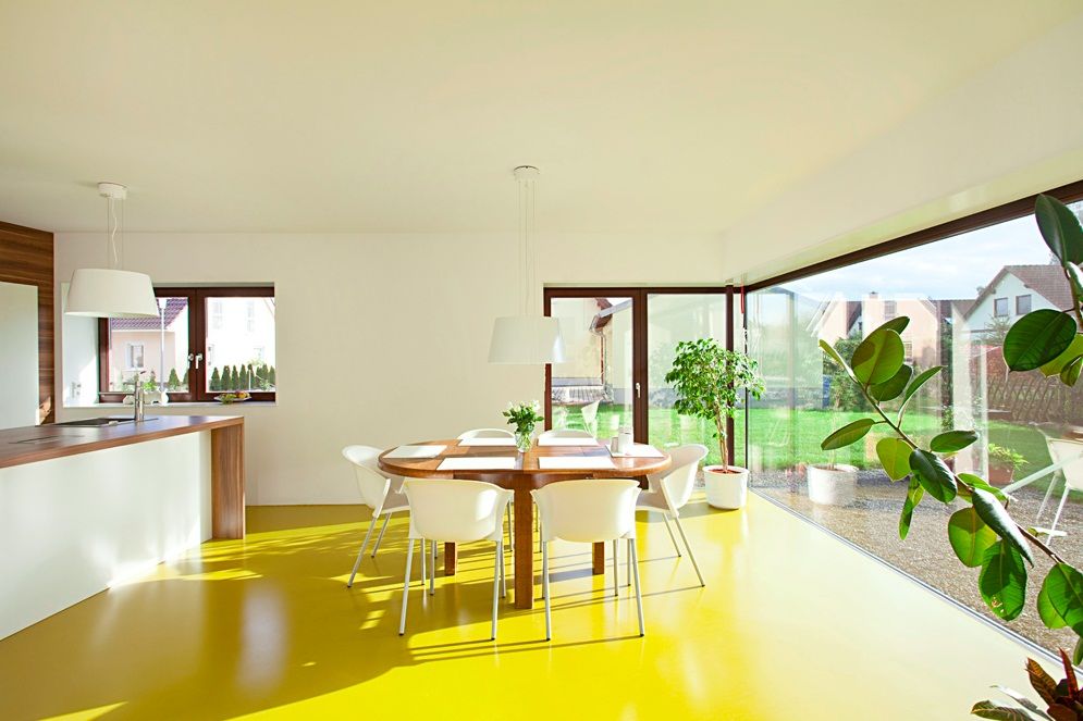 Intérieur de cuisine avec plancher jaune dans une maison privée