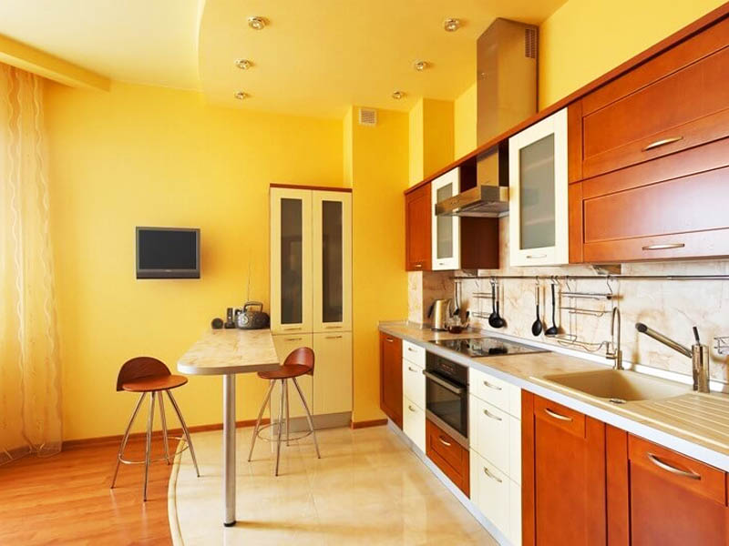 Cucina lineare con soffitto giallo a due livelli