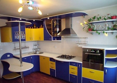 Jaune avec bleu dans la cuisine