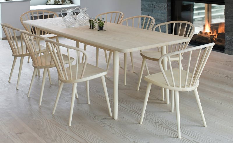 Chaises en bois blanc dans le groupe de salle à manger