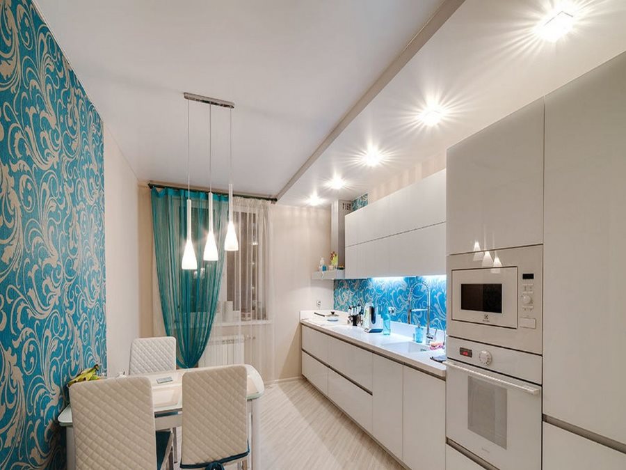 Accents turquoise dans une cuisine de style contemporain blanc