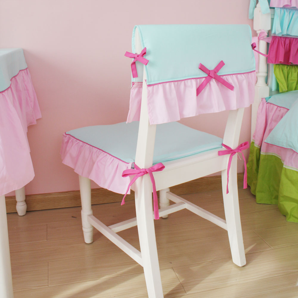 Décorer une chaise bébé avec une belle housse