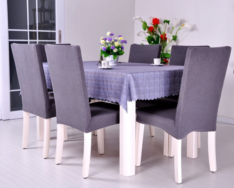 Chaises blanches avec revêtement en satin lilas