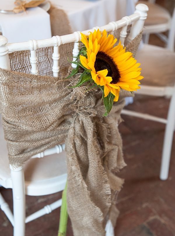  Tournesol et toile de jute sur une chaise de style provençal