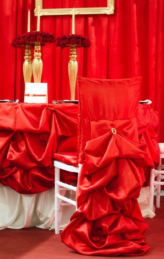 Housse rouge en satin crème sur une chaise de fête