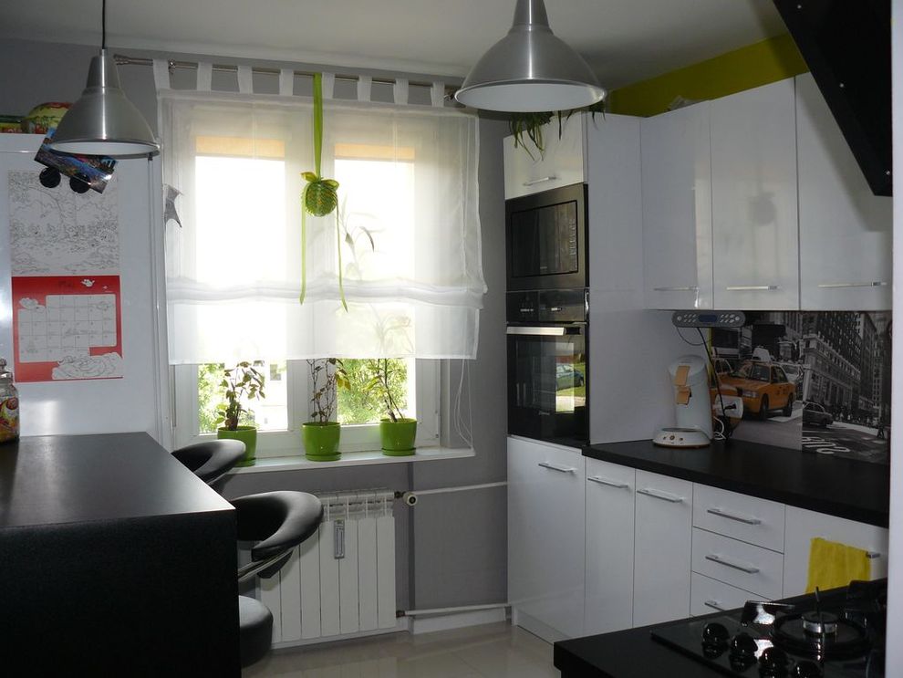 Cucina in bianco e nero con una superficie di 9 metri quadrati in stile moderno