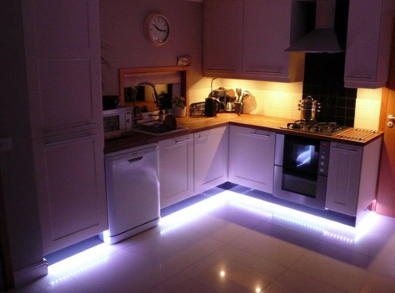 Illuminazione perimetrale da cucina con striscia LED