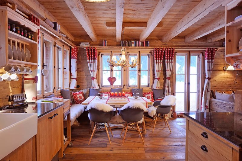 Sala da pranzo in una cucina di casa in legno