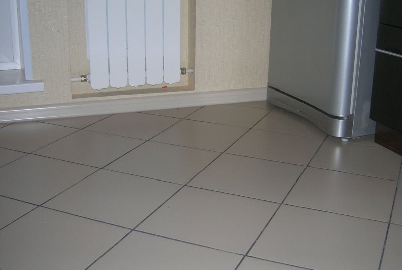 Plancher de cuisine avec carreaux de céramique diagonaux