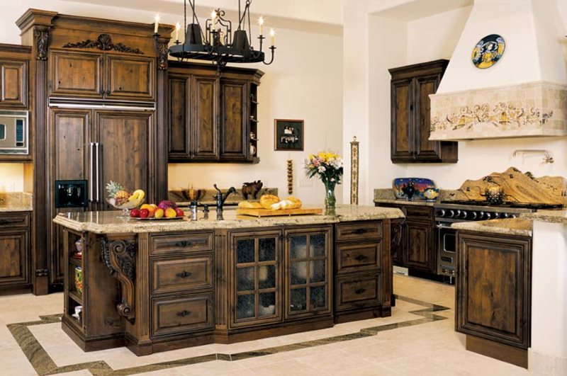 Mobili in rovere moro all'interno della cucina con l'isola