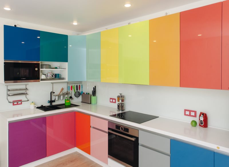 Façades multicolores d'un ensemble de cuisine avec revêtement en émail