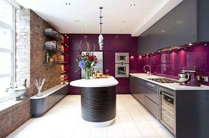 Tablier violet dans une cuisine moderne