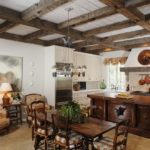 Travi in ​​legno sul soffitto della cucina