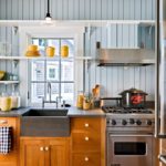 Decorare la parete della cucina con rivestimento in pino