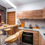 Interno cucina con bar per la colazione