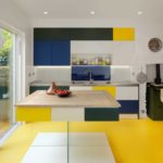 Plancher jaune dans la cuisine avec une grande fenêtre