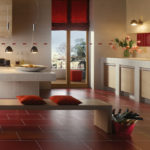 Carrelage rouge dans la cuisine-salon