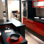 Design della cucina in colori scuri.