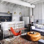 Pouf en cuir dans un salon-cuisine de style loft