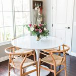 Chaises avec accoudoirs sur un plancher en bois