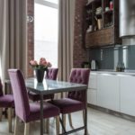 Chaises violettes dans un design de cuisine