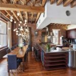 La suddivisione in zone della cucina con strutture a soffitto