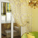 Rideau transparent sur la porte du balcon