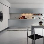 Cucina minimalista grigia