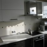 Cucina lineare con grembiule in ceramica