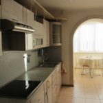 Arco tra la cucina e il balcone annesso