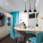 Chaises turquoise dans le rideau de cuisine ion