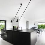 Lampes noires dans une cuisine blanche