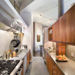 Cucina design con soffitto di forma irregolare