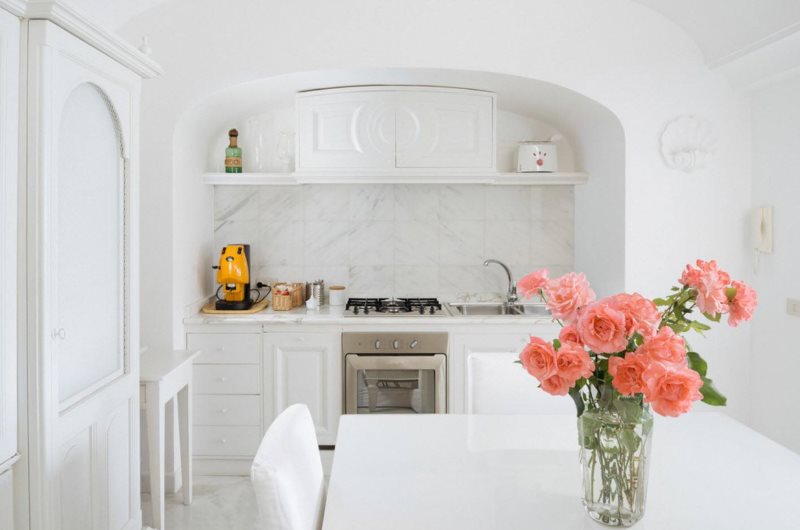 Ensemble blanc dans la niche de la cuisine-salle à manger