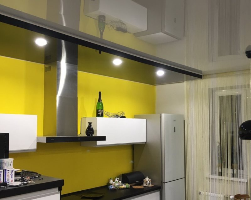 Progetta una piccola cucina con un soffitto lucido