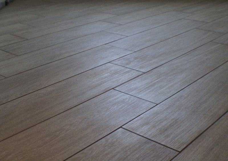 Plancher de carreaux de céramique en bois