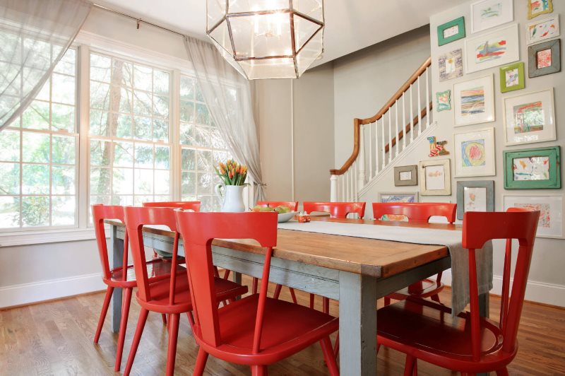 Chaises rouges à l'intérieur de la cuisine d'une maison privée