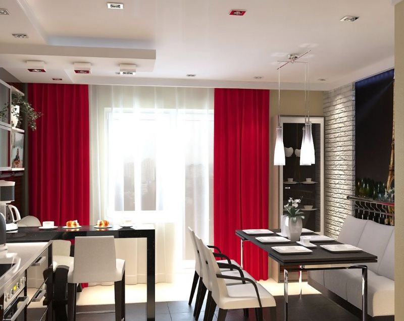 Rideaux rouges directs dans la cuisine avec une table noire