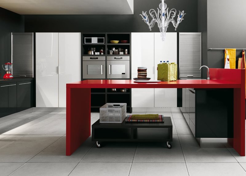 Table rouge avec évier dans une cuisine de style moderne