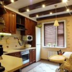 Travi in ​​legno sul soffitto della cucina