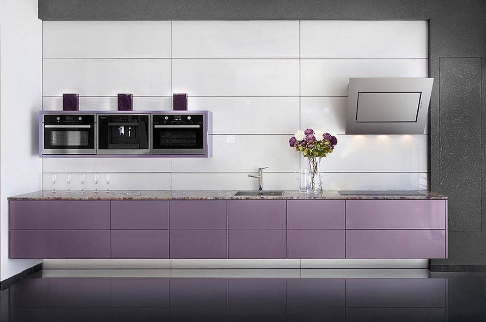 Cucina lineare high-tech con armadi viola