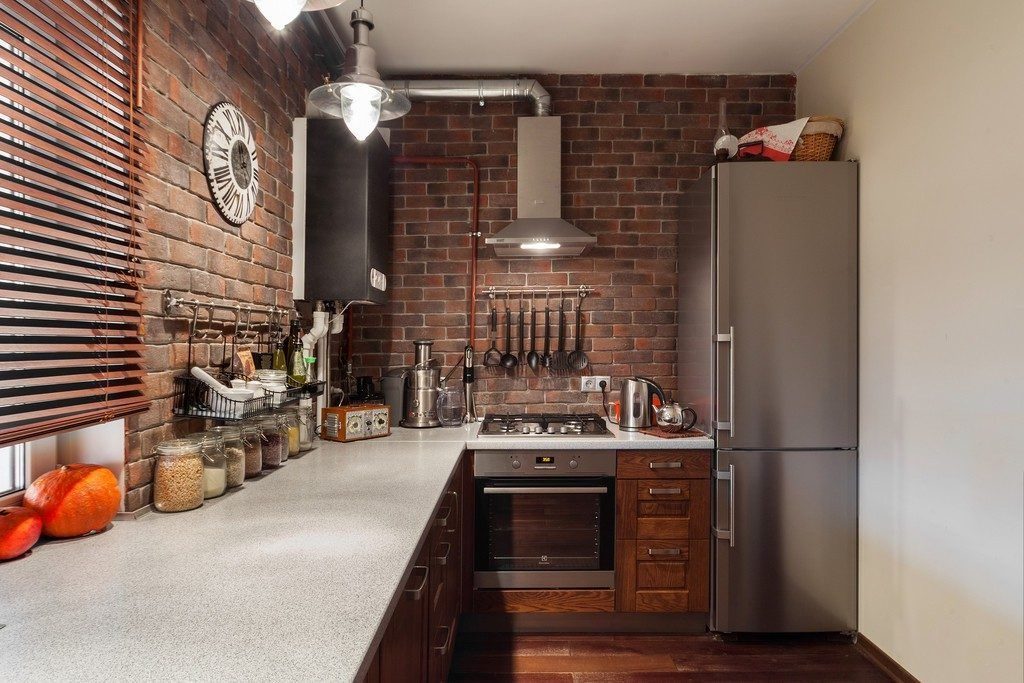 piccola cucina in stile loft con muro di mattoni