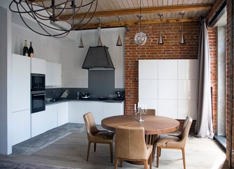 Poutres en bois sur le plafond de la cuisine de style loft