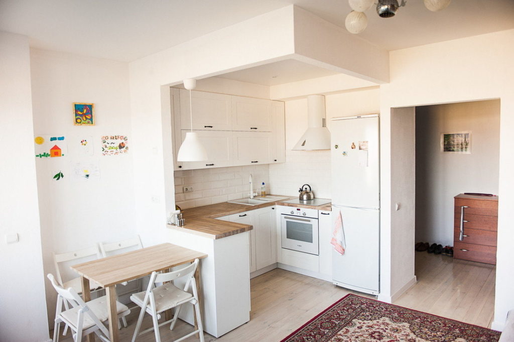 Intérieur d'une cuisine-salon blanche dans un studio