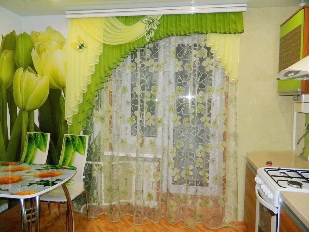 Décoration de fenêtre de cuisine avec porte de balcon