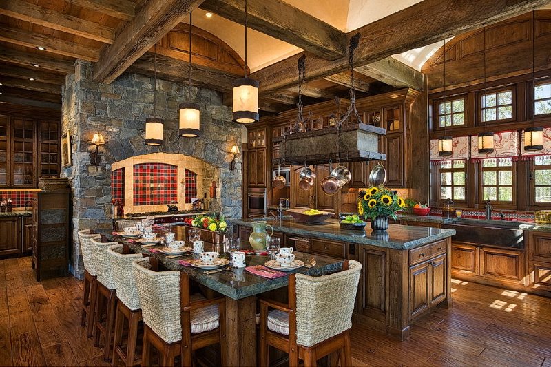 Tavolo da pranzo in legno in cucina con camino