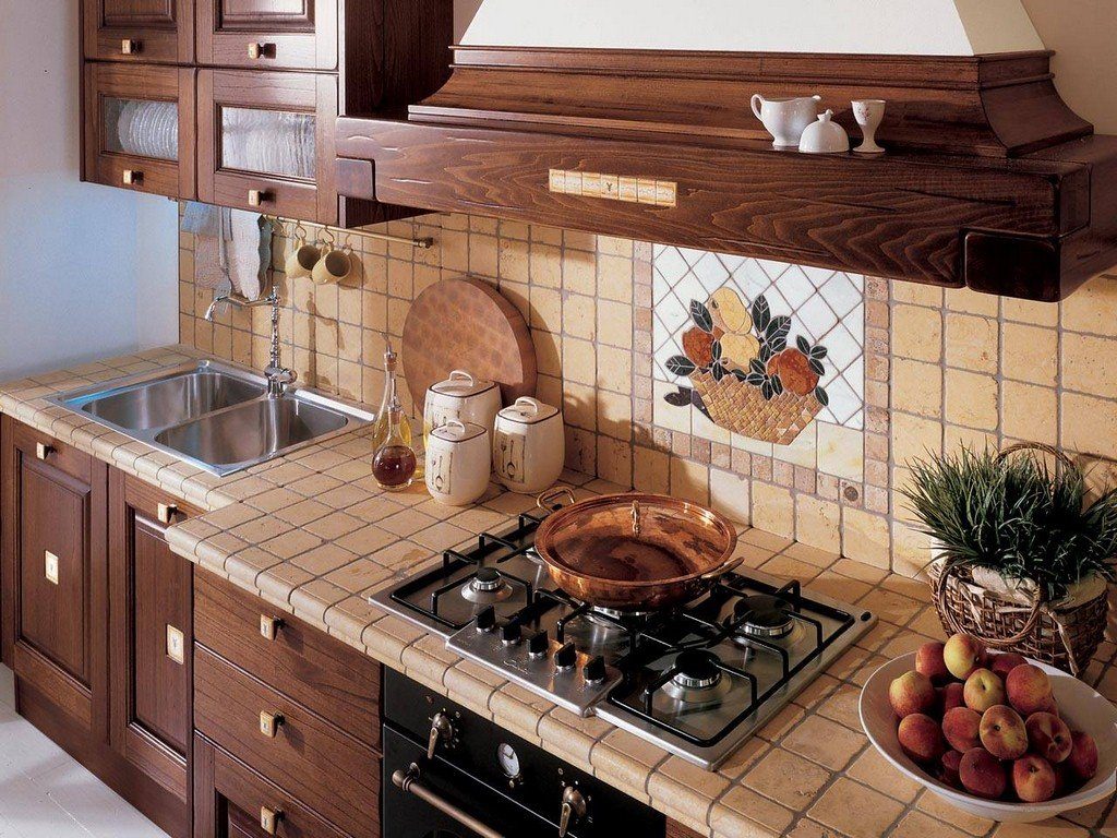 Decorare un grembiule e ripiani in granito ceramico in una cucina in stile classico