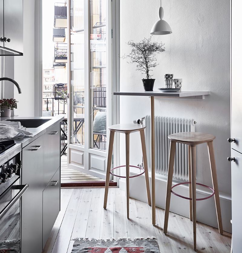 Sala colazione vicino alla porta del balcone della cucina